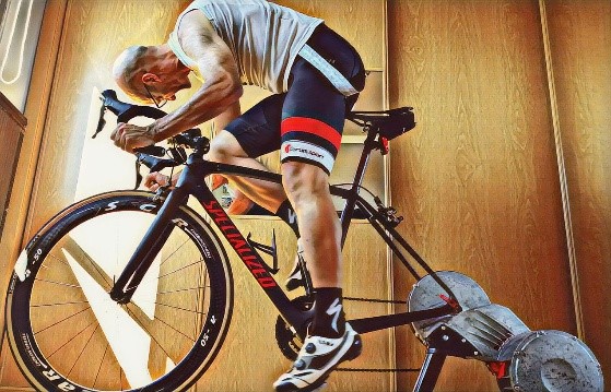 CÓMO CONFIGURAR UNA BICICLETA DE MONTAÑA PARA ENTRENAMIENTO EN RODILLO.