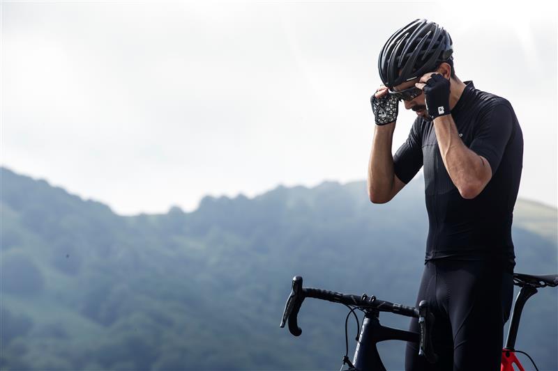 Ajustarse las gafas de ciclismo