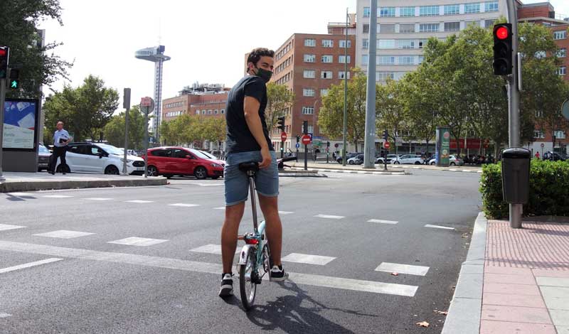 Qué puedes hacer para ir en bici sin miedo y con seguridad por tu ciudad: en rotondas