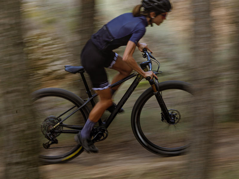 En las subidas ¿es mejor pedalear sentado o de pie?