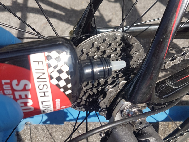 Lubricante húmedo a base acéites sintéticos para cadenas de bicicletas.