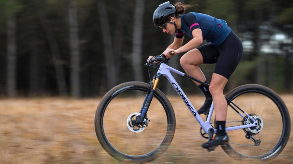 Las gafas de ciclismo ¿por dentro o fuera de las cintas del casco