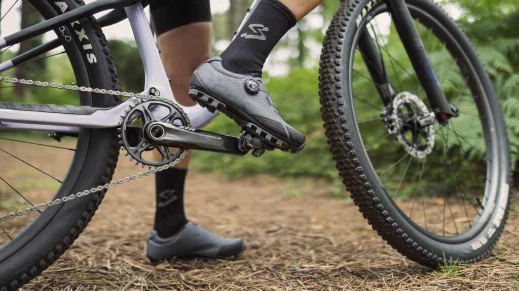 Los pies se salen de los pedales