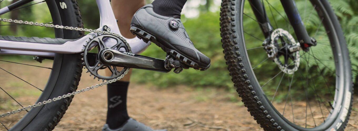 Los pies se salen de los pedales