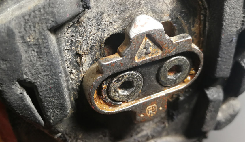 Los pies se salen de los pedales