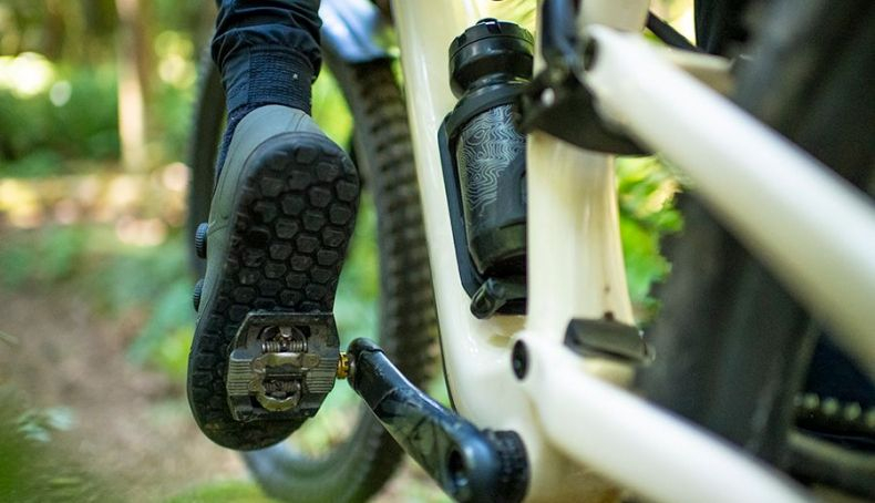 Los pies se salen de los pedales