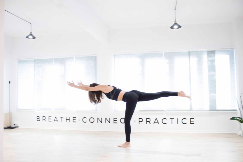 Qué beneficios te proporciona practicar Yoga: cuerpo estirado