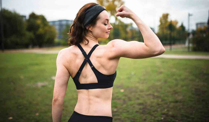 Ejercicios para desarrollar los bíceps (y trabajar otros grupos musculares al mismo tiempo)