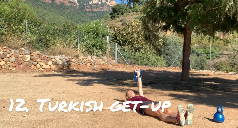 Cómo hacer entrenamientos con Kettlebells para ponerte en forma: Turkish get up