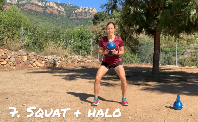 Cómo hacer entrenamientos con Kettlebells para ponerte en forma: squat + halo