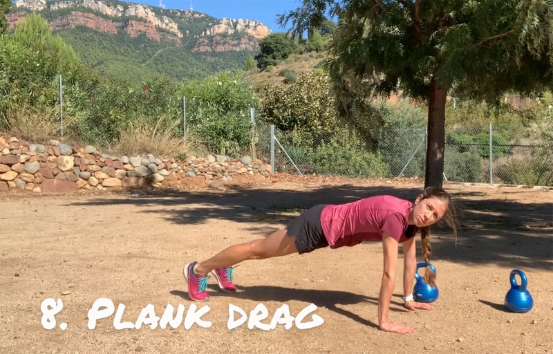 Cómo hacer entrenamientos con Kettlebells para ponerte en forma: plank drag