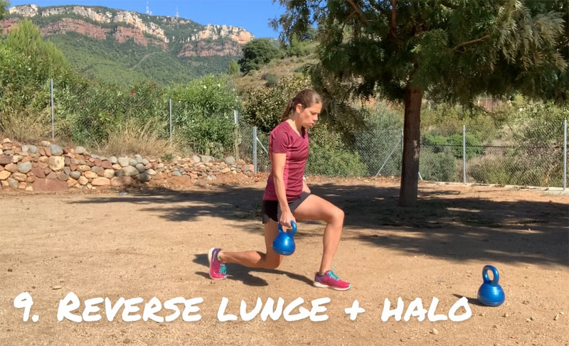 Cómo hacer entrenamientos con Kettlebells para ponerte en forma: reverse lunge + halo
