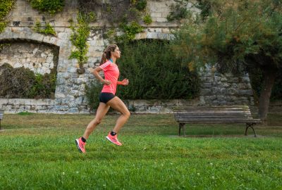 correr en una cinta o al aire libre