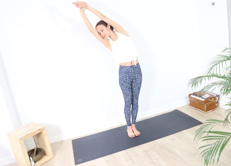 5 asanas de yoga para hacer por la mañana: medialuna