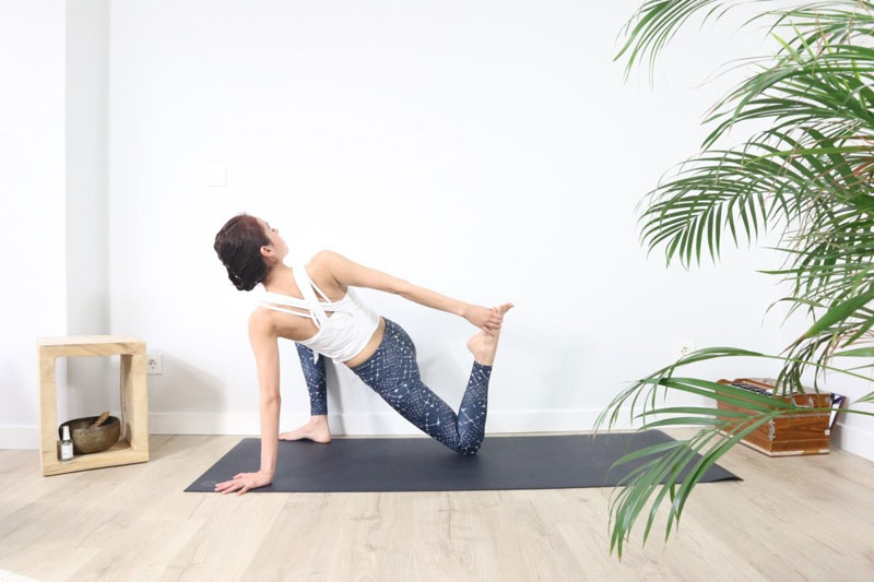 5 asanas de yoga para hacer por la mañana 