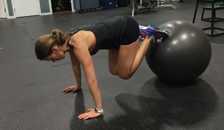 5 ejercicios con fitball para mejorar la zona de la cintura