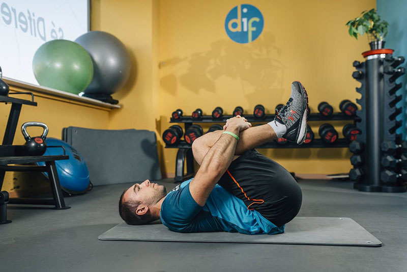 Estiramiento de musculatura lumbar, posición para relajar vértebras lumbares y musculatura lumbar