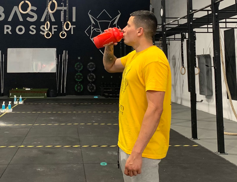 beber agua para ganar músculo y perder grasa