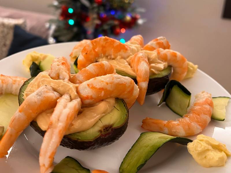 aguacate relleno de langostinos