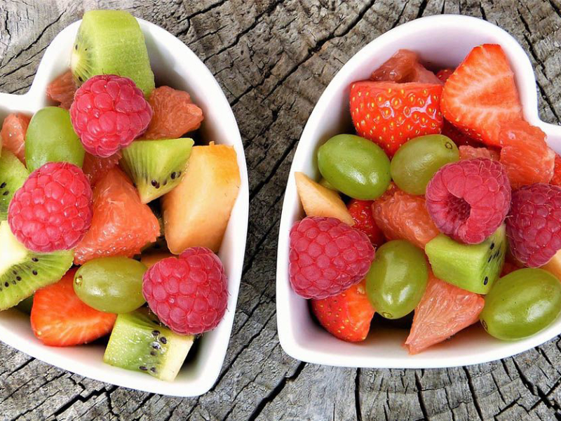 Tomar fruta en el desayuno