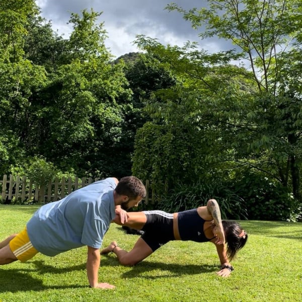 entrenar glúteos en pareja