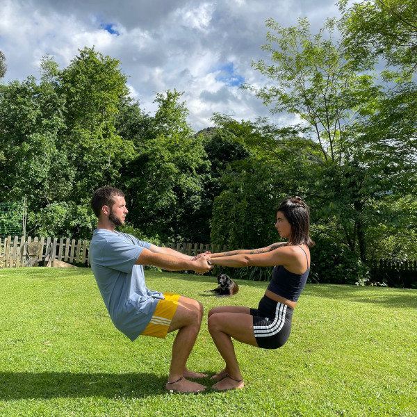 entrenar glúteos en pareja