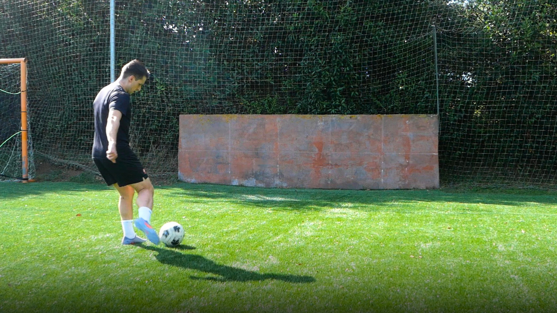 ugador realizando ejercicios de control y disparo con las Nike Tiempo Legend 10 Elite AG-Pro en césped sintético