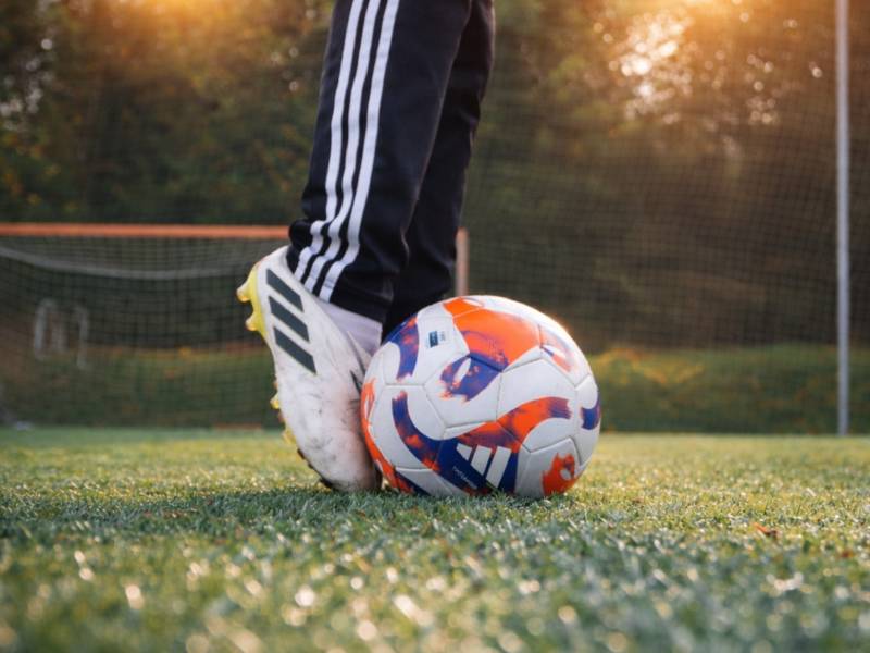 tirar con empeine y potencia