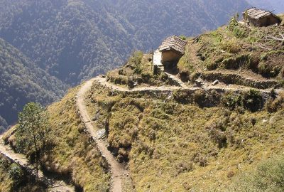 montaña caminos zig zag