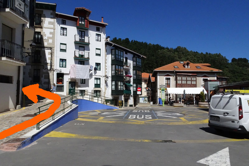 Comienzo de la ruta a Talaia, por kale nagusia