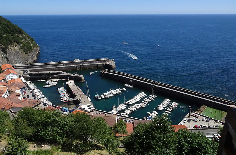 Vistas desde el mirador de la plaza en Elantxobe
