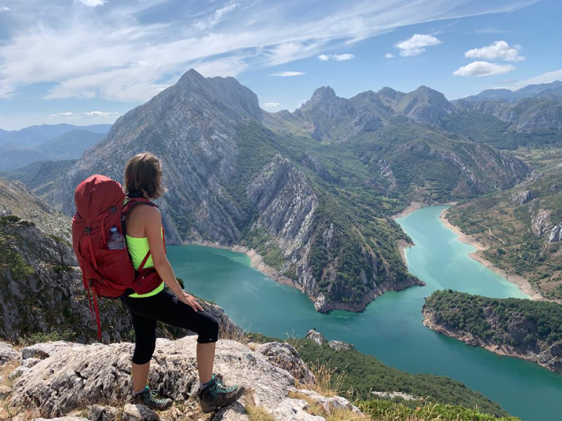 cuánta agua llevar a una ruta de montaña en verano