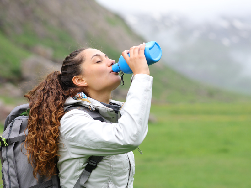cuánta agua llevar a una ruta de montaña en verano