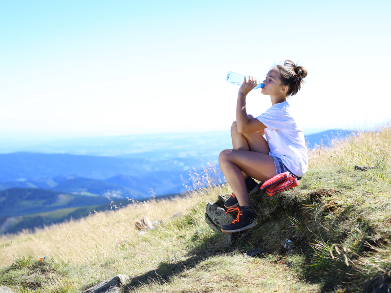cuánta agua llevar a una ruta de montaña en verano