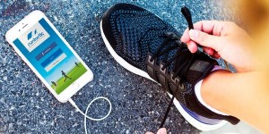 Movil y zapatilla de correr