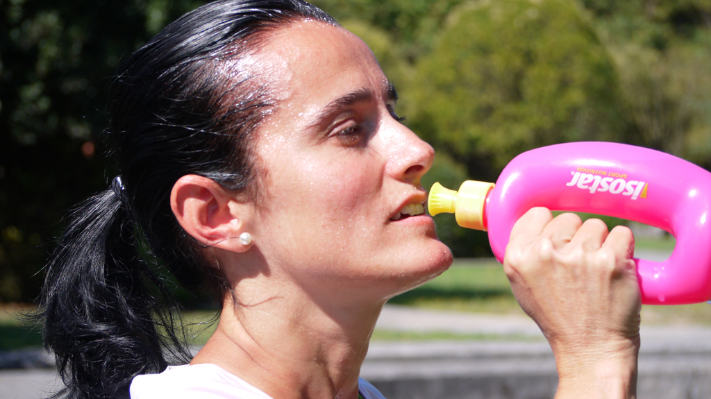 chica hidratandose en running