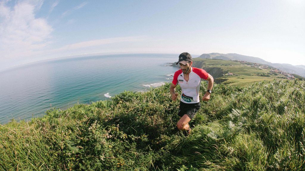 hombre corriendo trail running por acantilados