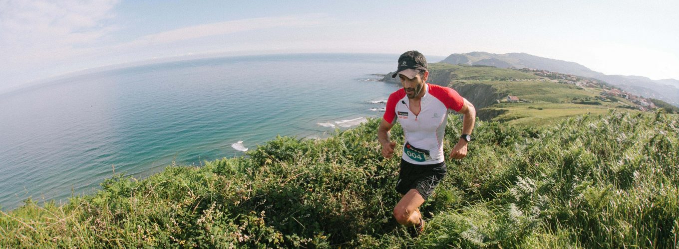 hombre corriendo trail running por acantilados
