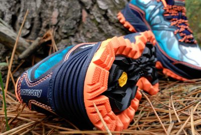 Zapatillas de trail running apoyadas en el suelo