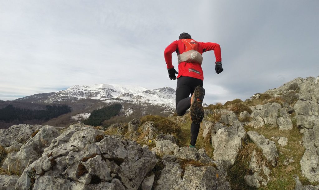 Consejos para utilizar la manta térmica de emergencia al correr por montaña  