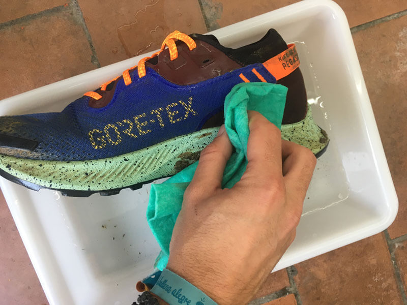 Cómo limpiar tus zapatillas de trail paso a paso: Paso 3