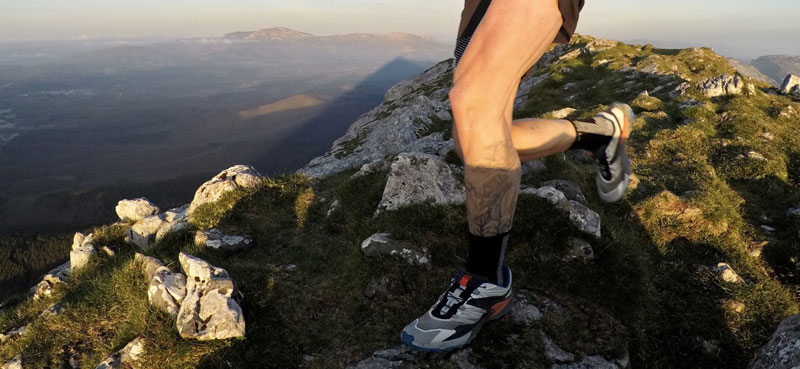 Roberto probando las zapatillas Salomon