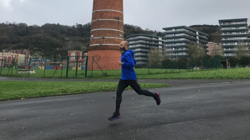 C mo vestirse para correr en invierno Under Armour te lo pone