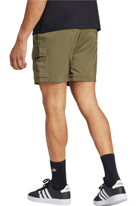 adidas bermudas hombre ESSENTIALS SMALL LOGO CHELSEA VERDE vista trasera