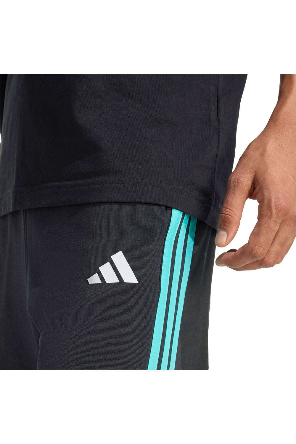 adidas bermudas hombre MERCEDES-AMG PETRONAS FORMULA 1 TEAM DNA NEGRO vista detalle