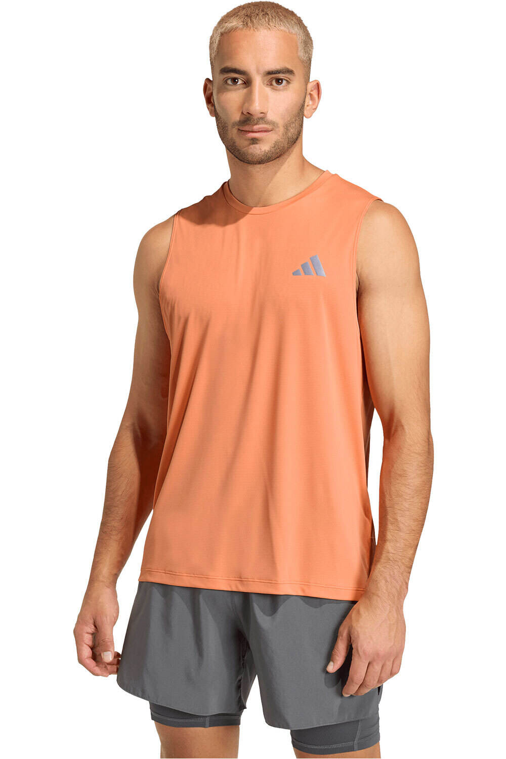 adidas camiseta entrenamiento tirantes hombre RUN ESSENTIALS NARANJA vista frontal