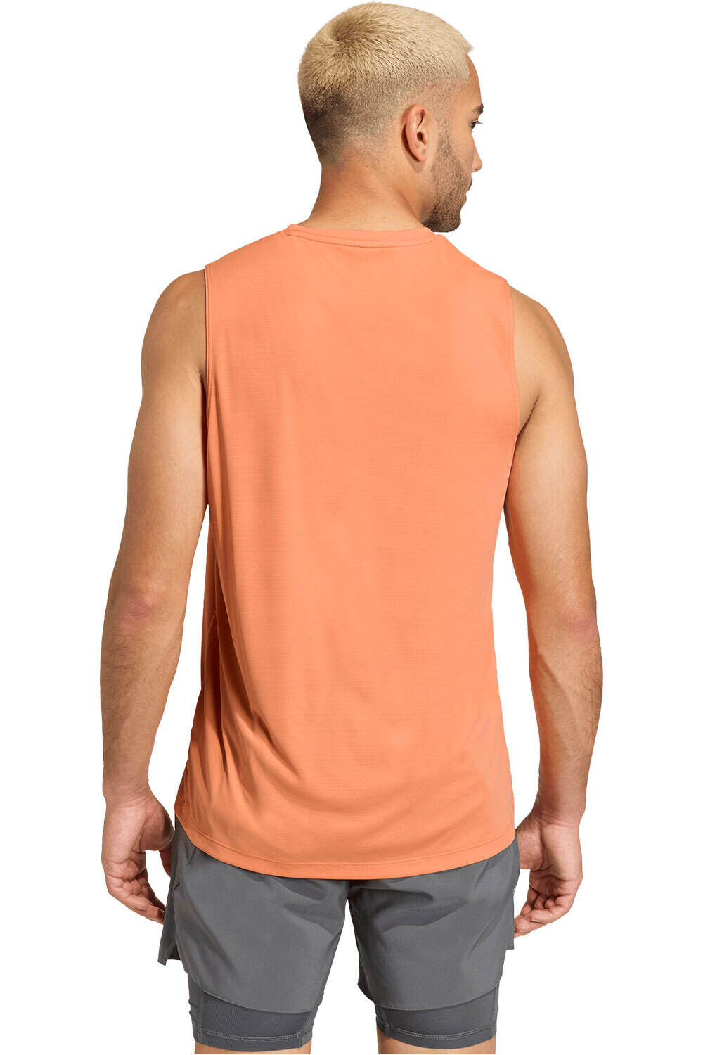 adidas camiseta entrenamiento tirantes hombre RUN ESSENTIALS NARANJA vista trasera