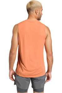 adidas camiseta entrenamiento tirantes hombre RUN ESSENTIALS NARANJA vista trasera