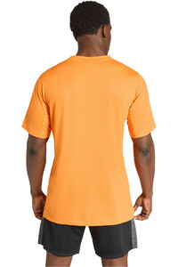 adidas camiseta fitness hombre D4T ESSENTIALS NARANJA vista trasera