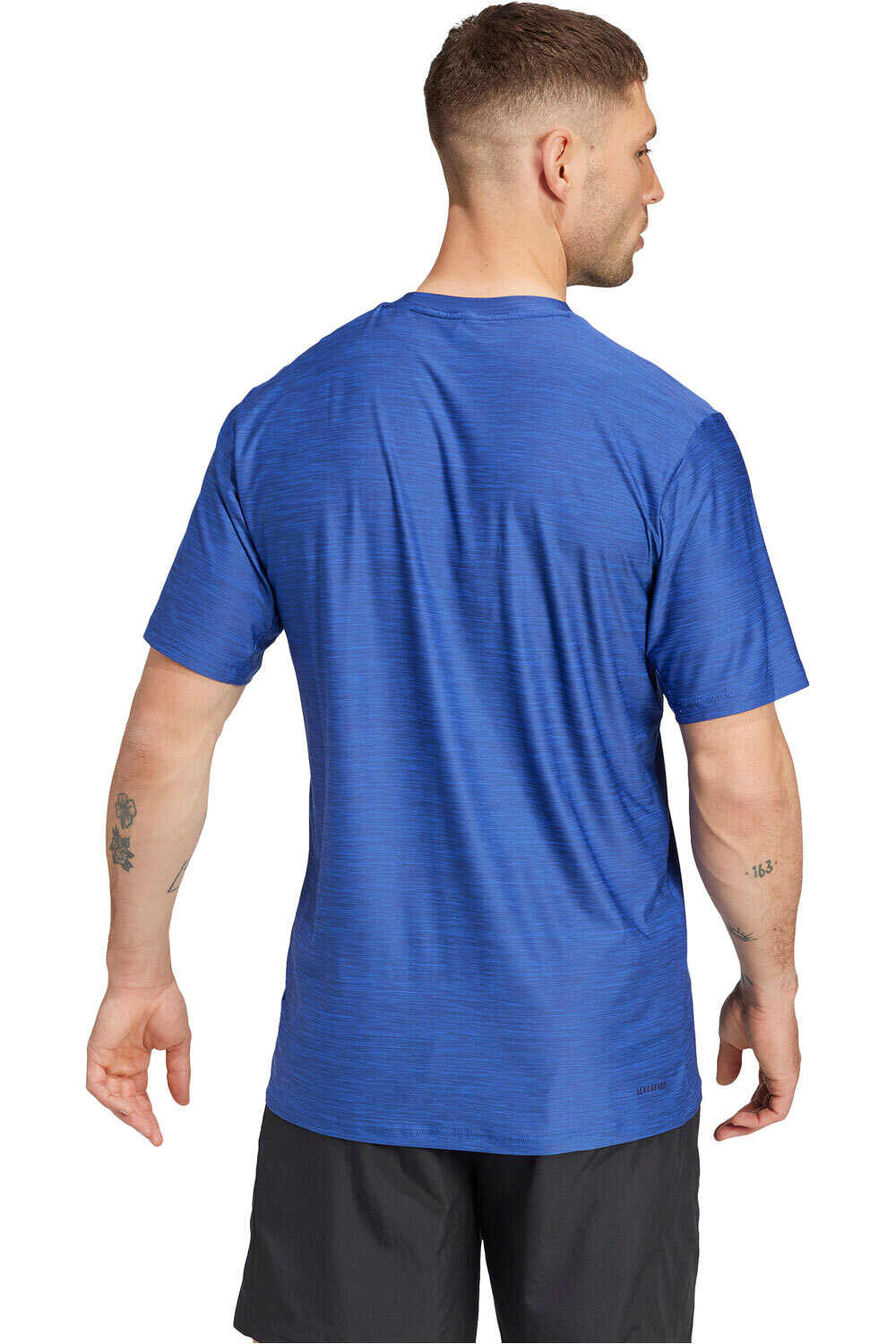 adidas camiseta fitness hombre TRAIN ESSENTIALS AZUL vista trasera